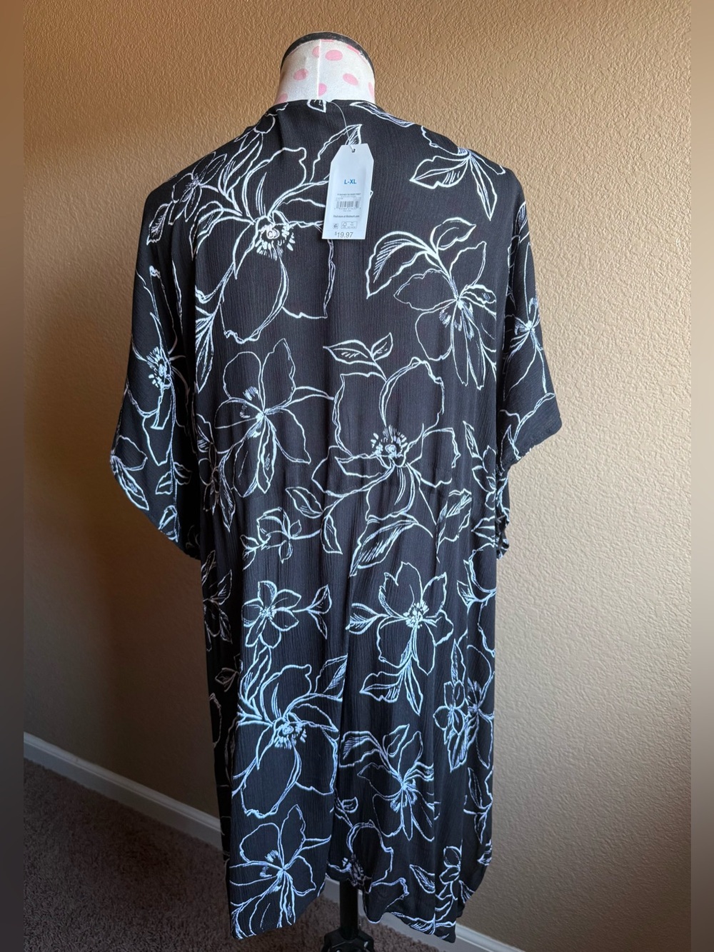 Black and White Floral Knit Fashion Ruana - Picture 3 of 6